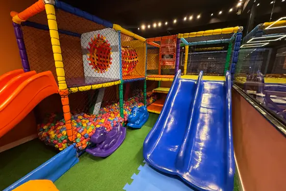Área kids da unidade Centro, com piscina de bolinhas e escorregadores