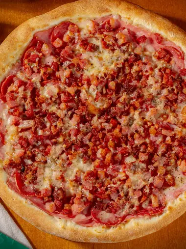 Pizza salgada da Sottile's coberta de calabresa, vista de cima