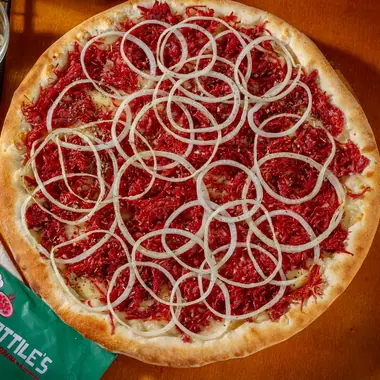 Pizza da Sottile's com rodelas de cebola cobrindo toda a superfície