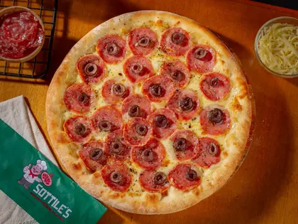 Pizza da Sottile's com rodelas de tomate distribuídas em toda a massa