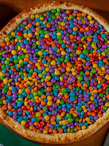 Pizza doce da Sottile's coberta de confetes coloridos de chocolate