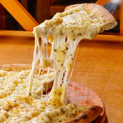 Fatia de pizza sendo erguida, com o queijo derretido esticando
