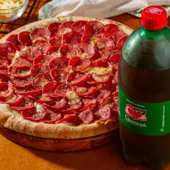 Pizza da Sottile's ao lado de um refrigerante de dois litros