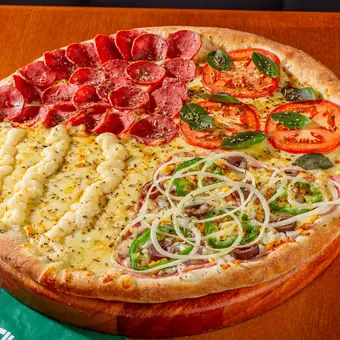 Pizza da Sottile's dividida em quatro sabores diferentes