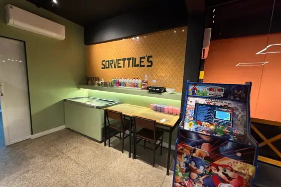 Sorvettile's, o canto da sorveteria dentro da unidade Centro, com fliperama ao lado