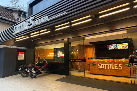 Fachada iluminada da Sottile's Pizzaria na Rua Washington Luiz, Centro de Petrópolis